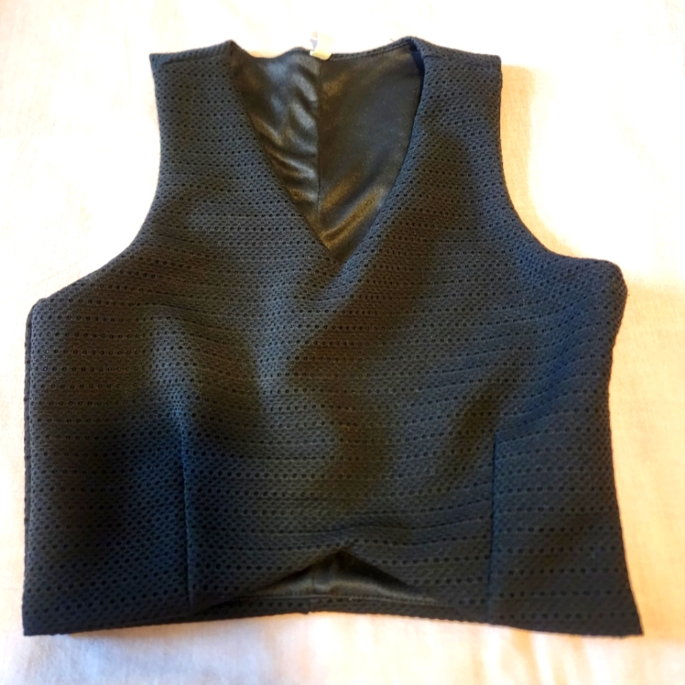 💥2/$25💥 The Boutique Black Crotchet Style Crop Top w/ Side Zipper